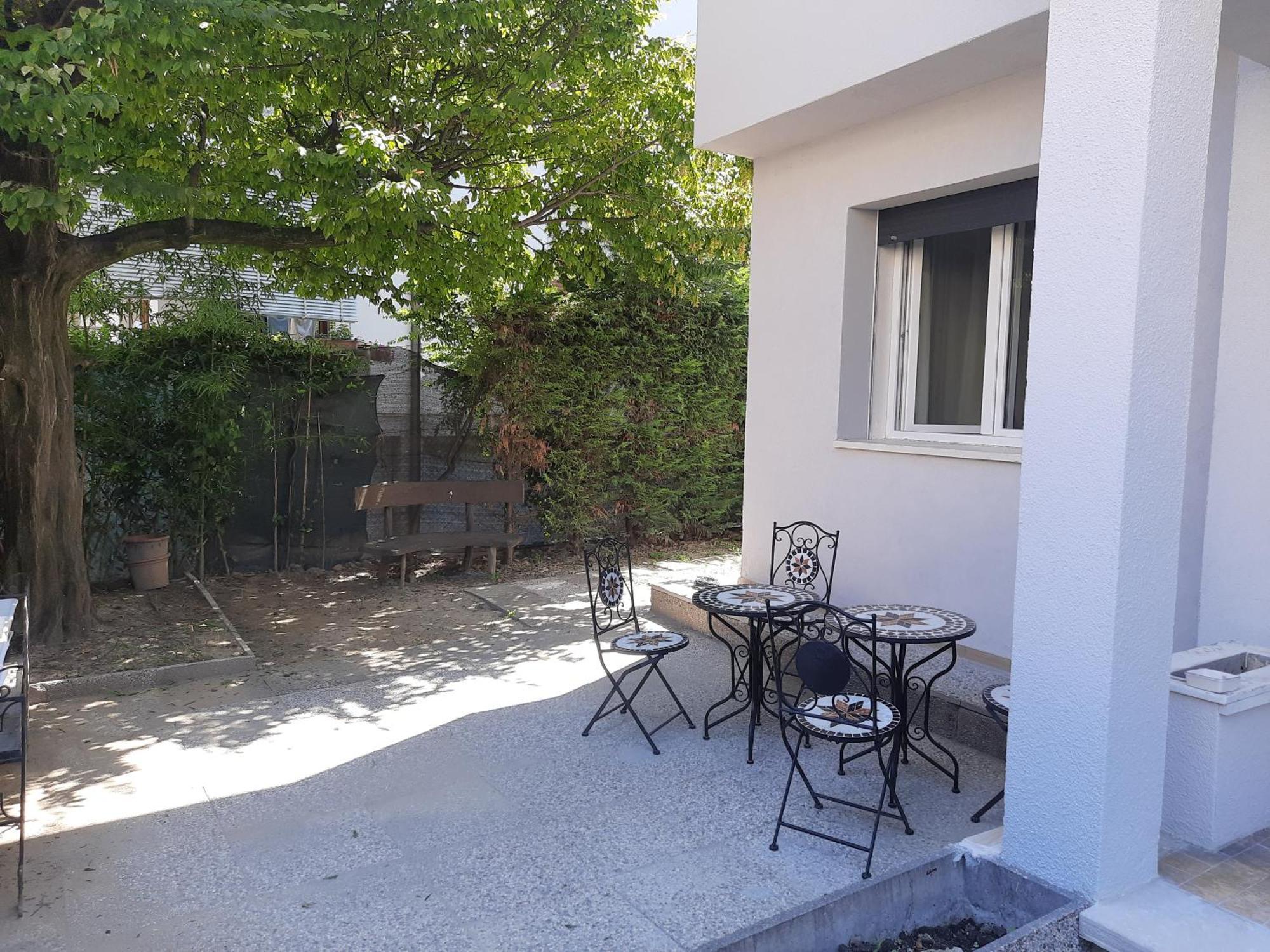 Spazioso In Casa Singola Con Giardino